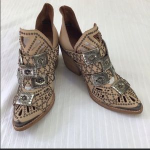 ISO * These Jeffrey Campbell booties. Size 6.5/7